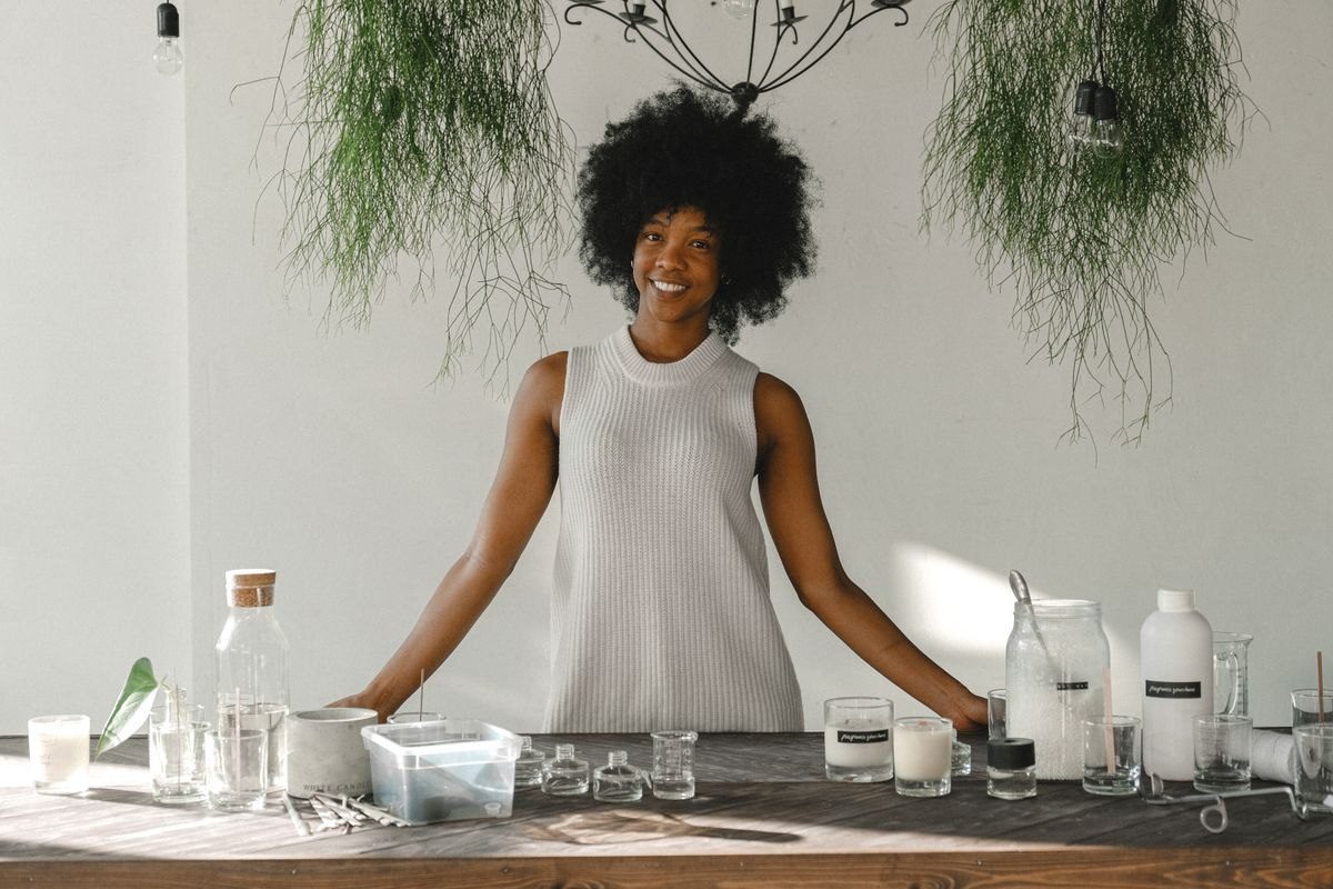 Photo d’illustration : une artisane dans son atelier de fabrication de bougies. Cette scène illustre les besoins des petites entreprises ; elle ne représente pas Aïcha.