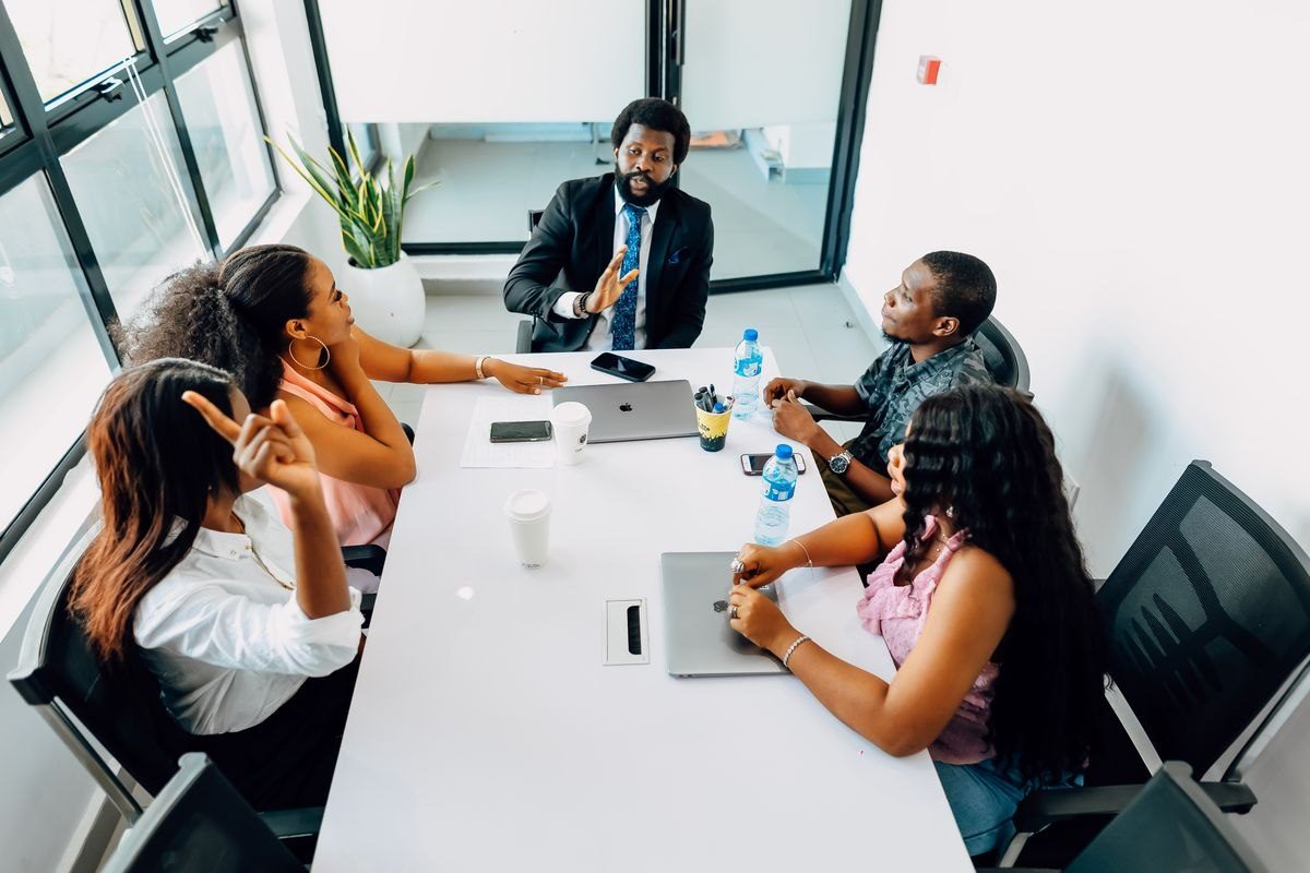 Photo d’illustration : des professionnels réunis dans un bureau à Lagos pour une séance de travail.