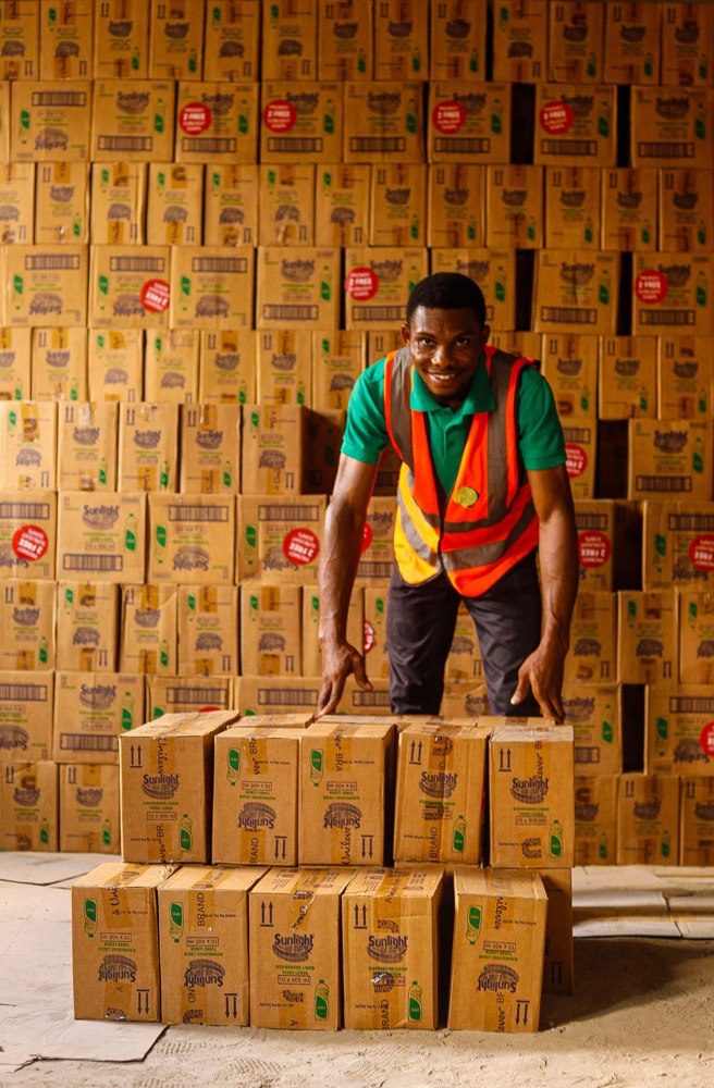 Photo d’illustration : un travailleur dans un entrepôt de la Lagos Food Bank Initiative. La scène illustre l’organisation logistique, sans représenter une PME citée dans l’article.